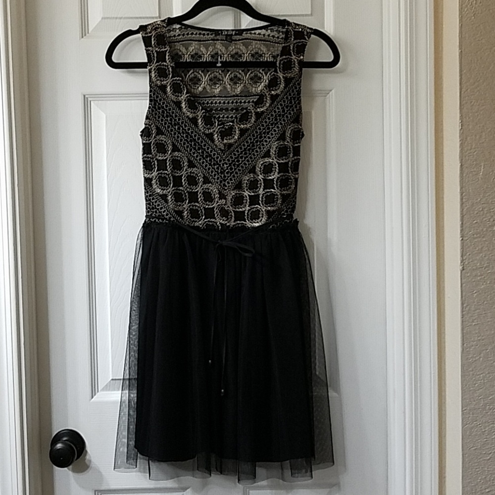 NWOT- BLACK AND GOLD MID LENGTH DRESS